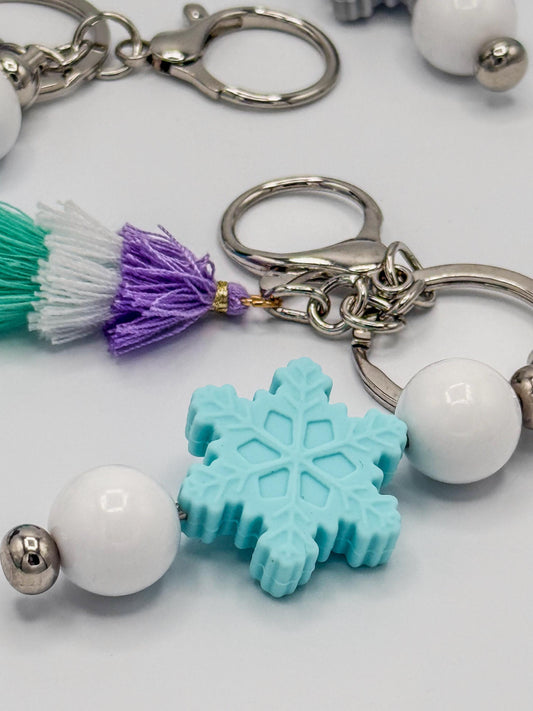 Snowy Style: Adorable Beaded Keychains for Everyone!