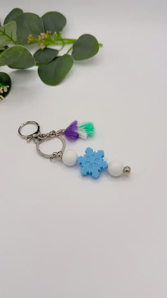 Snowy Style: Adorable Beaded Keychains for Everyone!