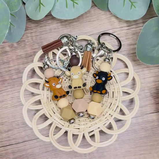 Rustic Highland Cow Keychain: A Beaded Delight!