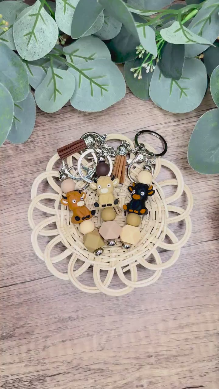 Rustic Highland Cow Keychain: A Beaded Delight!